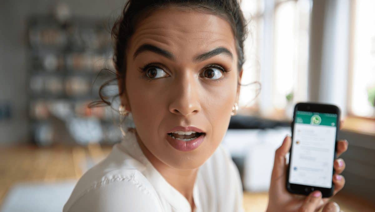 Gute gelaunte Menschen halten Smartphones mit WhatsApp in der Hand