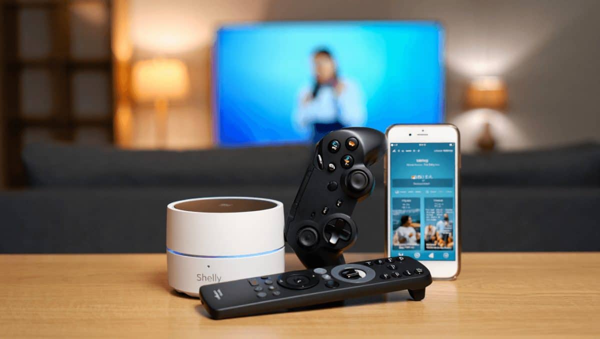 Ein Junge zockt, daneben mehrere Shelly-Geräte.