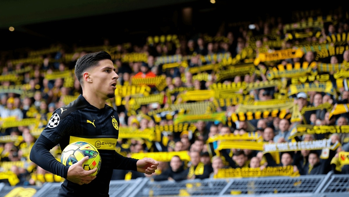 Wappen vom Dortmund und Bergamo auf dem Rasen