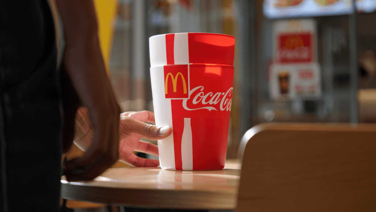 Deal
                    McDonald’s Coca-Cola Gläser 2026: Alle Infos zur neuen Gratis-Aktion
                    
                     25.04.2026
                    
                        Es ist wieder so weit! Eine der wohl beliebtesten und am meisten diskutierten Promo-Aktionen des Jahres steht in den Startlöchern. McDonald's bringt die begehrten Coca-Cola Gläser zurück.