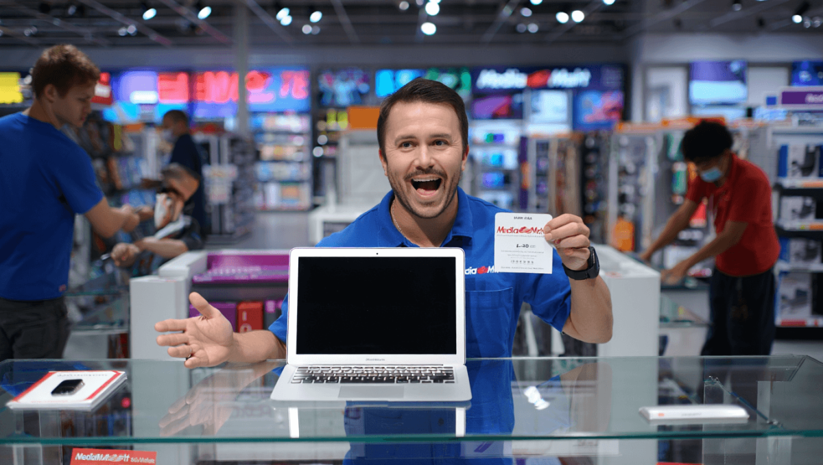 Deal
MediaMarkt-„Entlastungsbonus“: 30€ Gutschein nur im Markt – MacBook Air zum Bestpreis
22.04.2026
30€ geschenkt ab 300€ Einkauf, drei Tage lang, ausschließlich vor Ort – und ausgerechnet der aktuelle MacBook-Air-Deal soll trotz Kleingedrucktem funktionieren.