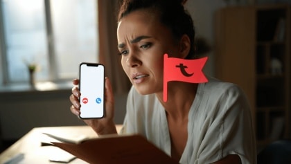 Frau schaut besorgt auf ihr Smartphone
