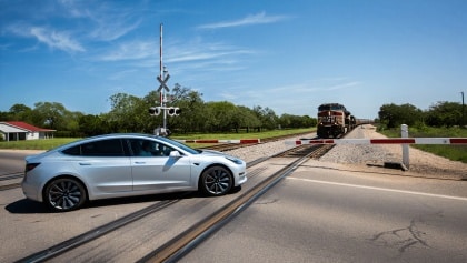 Beinahe-Katastrophe: Tesla beschleunigt trotz herannahendem Zug