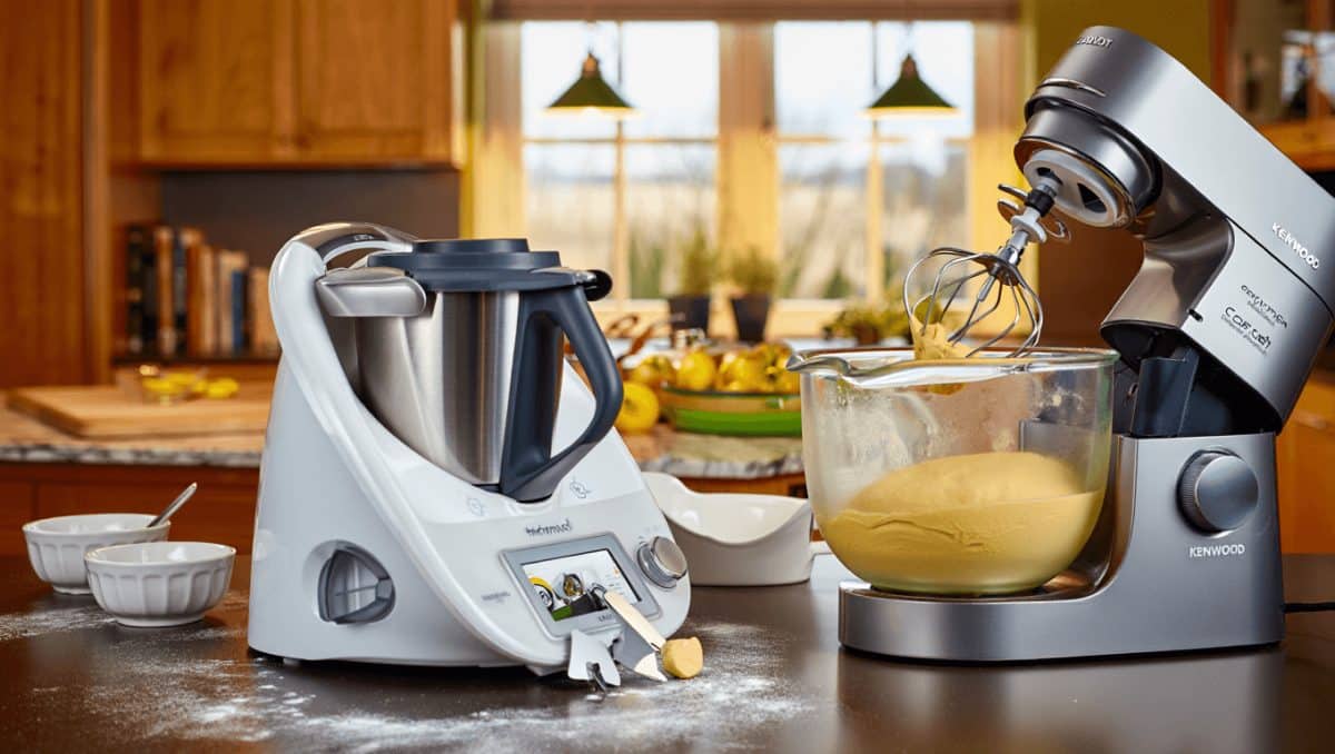 Die Kenwood Cooking Chef XL ist mit umfangreichem Zubehör ausgestattet und deckt Kneten, Mixen, Raspeln und Kochen ab. Für zusätzliche Anwendungen kann weiteres Zubehör wie ein Nudelmaschinen-Aufsatz ergänzt werden.
