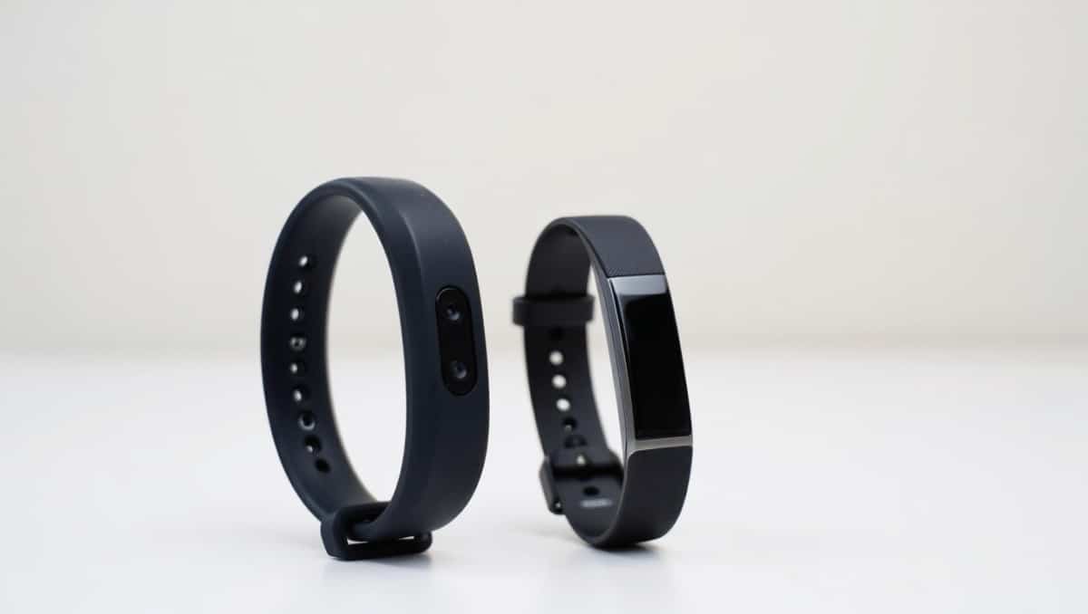 Fitness-Tracker ohne Display: Whoop 5.0 und Fitbit Air im Vergleich – Welcher lohnt sich für dich?