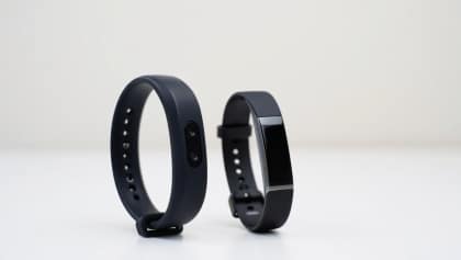 Fitness-Tracker ohne Display: Whoop 5.0 und Fitbit Air im Vergleich – Welcher lohnt sich für dich?