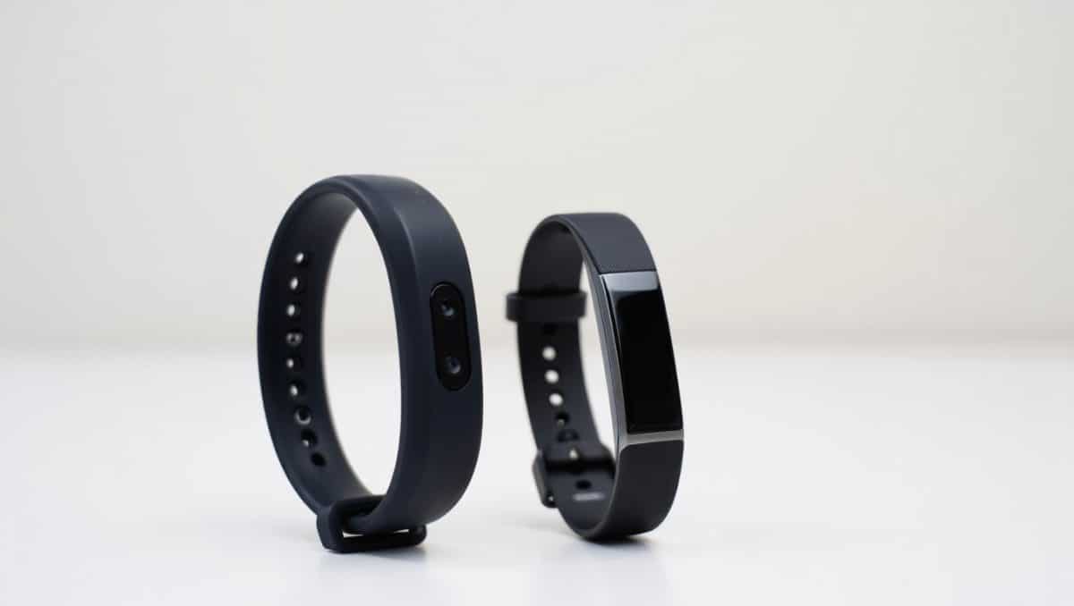 Fitness-Tracker ohne Display: Whoop 5.0 und Fitbit Air im Vergleich – Welcher lohnt sich für dich?