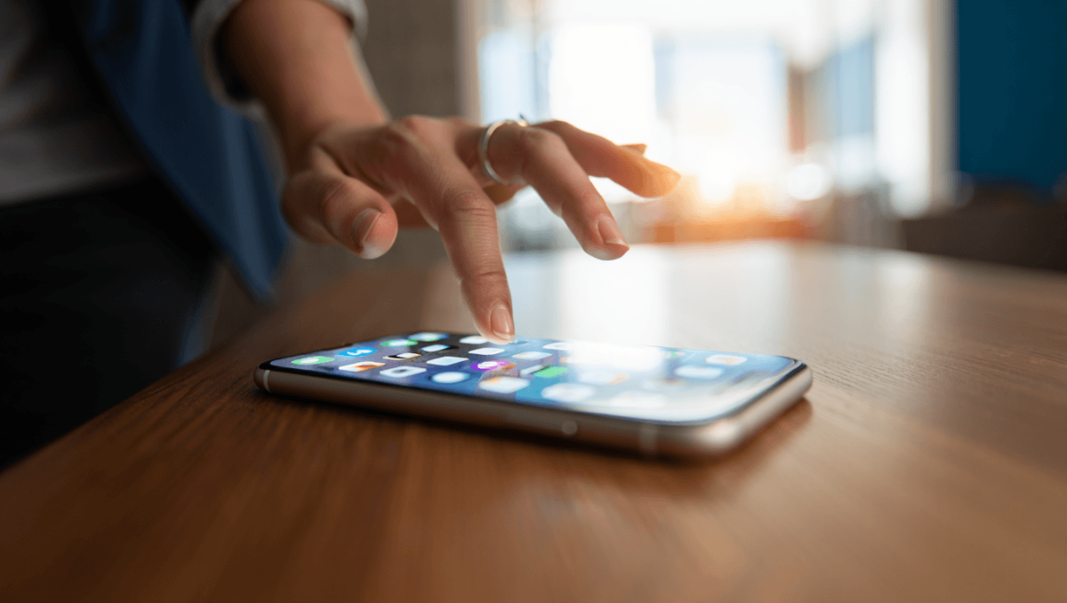 Mann stiehlt iPhone von Frau