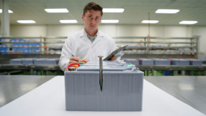 Nagel durch den Akku – und nichts passiert! Diese Speicher-Technik soll das Zuhause sicherer machen