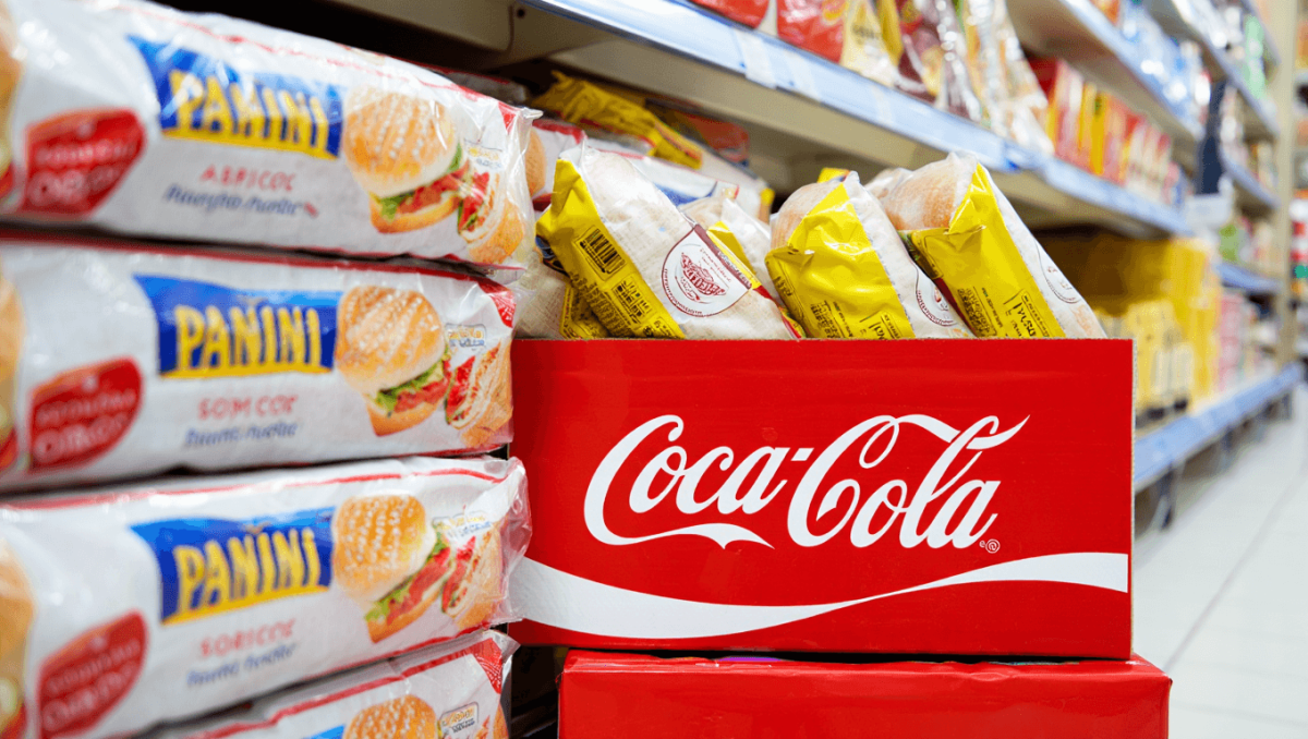 Deal
                    Panini-Sticker gratis bei REWE: Cola-Kasten kaufen und kostenlose Sticker absahnen
                    
                     8.06.2026
                    
                        Wer aktuell für die nächste Gartenparty oder das Public Viewing einkauft, kann seinen Getränkevorrat clever mit dem Panini-Sammelfieber kombinieren. REWE verschenkt beim Kauf eines Coca-Cola Kastens gratis WM-Sticker.