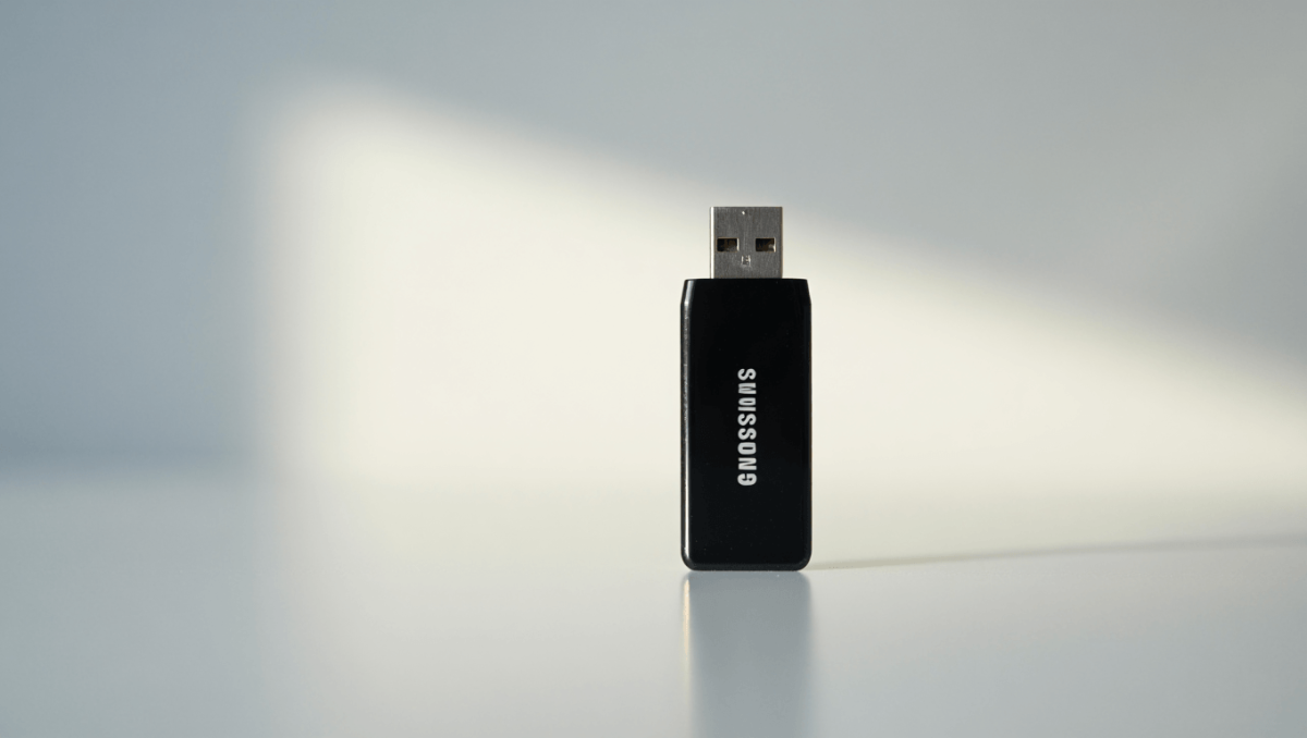 Deal
                    Samsung BAR Plus 512GB für 42,99€: Schnell beim Lesen, schwach beim Schreiben
                    
                     21.04.2026
                    
                        Samsung BAR Plus 512GB für 42,99€ bei MediaMarkt: 400 MB/s Lesen klingen nach Bestpreis, doch die Schreibrate kippt bei Dauerlast. Wir zeigen Euch, für wen sich der USB-Stick lohnt und...