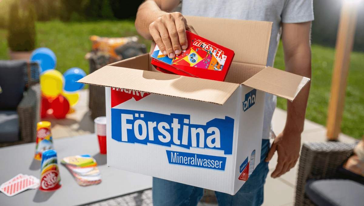 Deal
                    Hitster gratis: Förstina-Aktion belohnt Euch mit Partyspiel beim Kauf von 5 Kästen Wasser
                    
                     4.06.2026
                    
                        Hitster ist aktuell das absolute Must-Have auf jeder Party. Wer sich den Kaufpreis sparen will, bekommt das Spiel jetzt von Förstina geschenkt beim nächsten Wasser-Großeinkauf.
