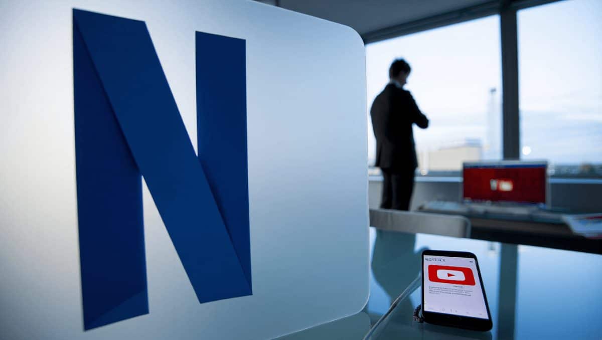 Smartphone mit dem Netflix-Logo auf dem Display