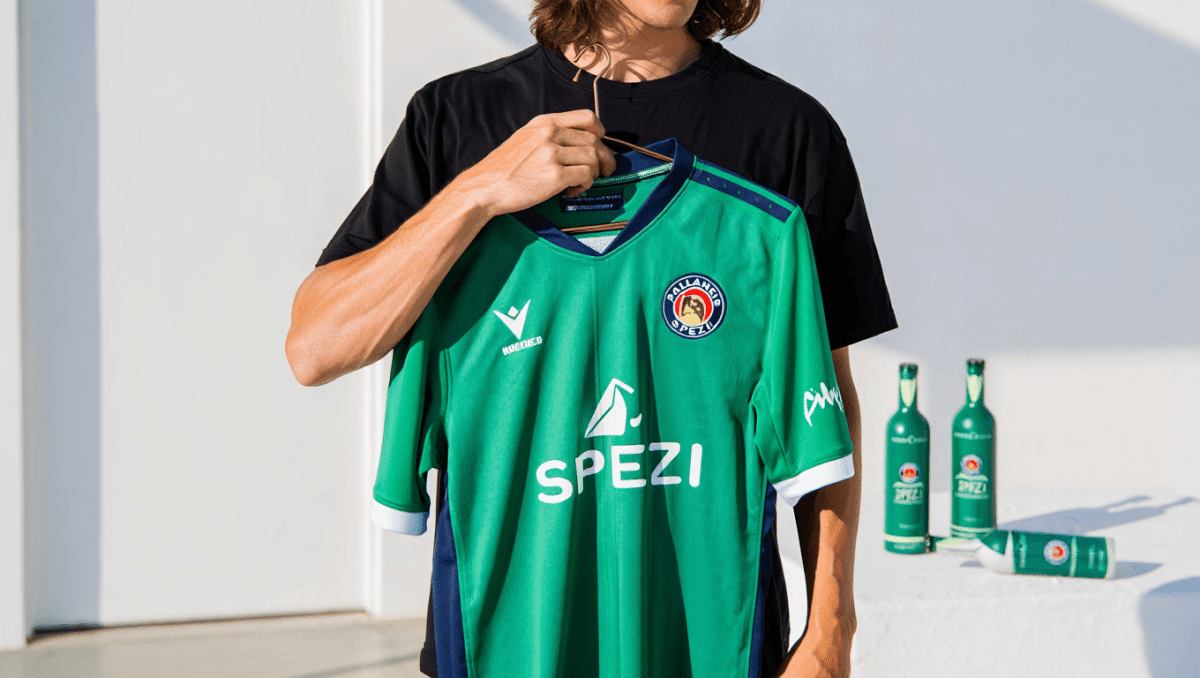 Deal
                    Paulaner Spezi Jersey: Registrierung jetzt möglich – Habt Ihr diesmal eine Chance aufs Kult-Trikot?
                    
                     20.07.2026
                    
                        Das Paulaner Spezi Jersey war binnen kürzester Zeit vergriffen und wird bei Resellern für über 100€ gehandelt. Bald kommt Nachschub – und Ihr habt eine zweite Chance auf das Kult-Trikot...