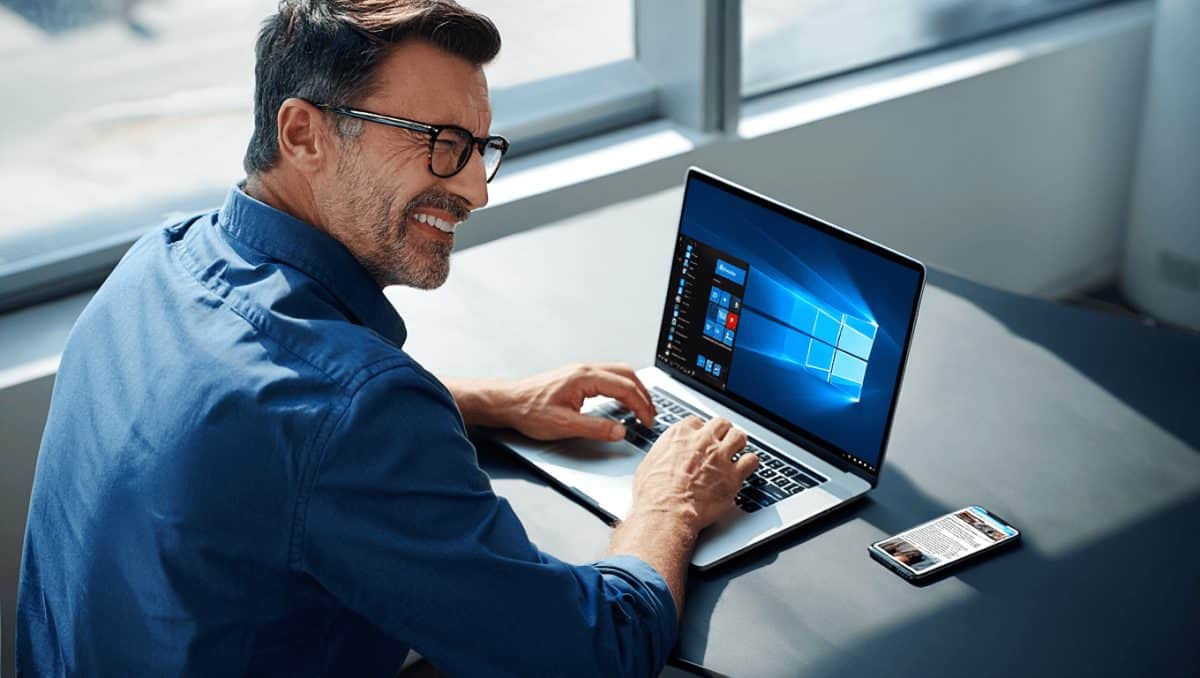 Dunkler Hintergrund mit einem feinen Raster. Links verläuft eine türkisfarbene Linie mit einer Wellenform, die dann in eine gerade Linie übergeht. In der Mitte ist das Windows Logo zu sehen, rechts daneben steht der Text Windows 10 in derselben Farbe.