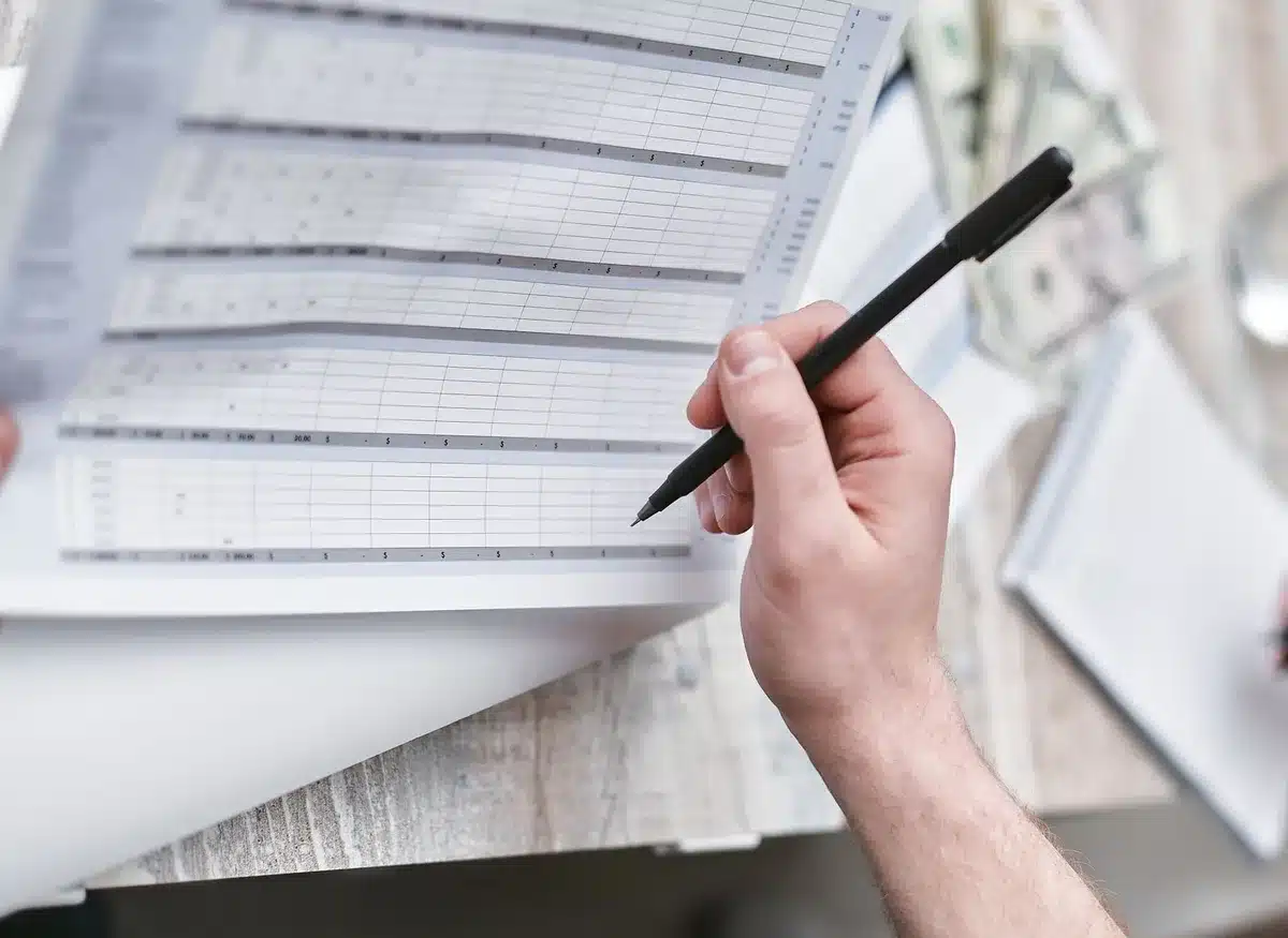 Familie bespricht Finanzplanung und Sparoptionen am Schreibtisch