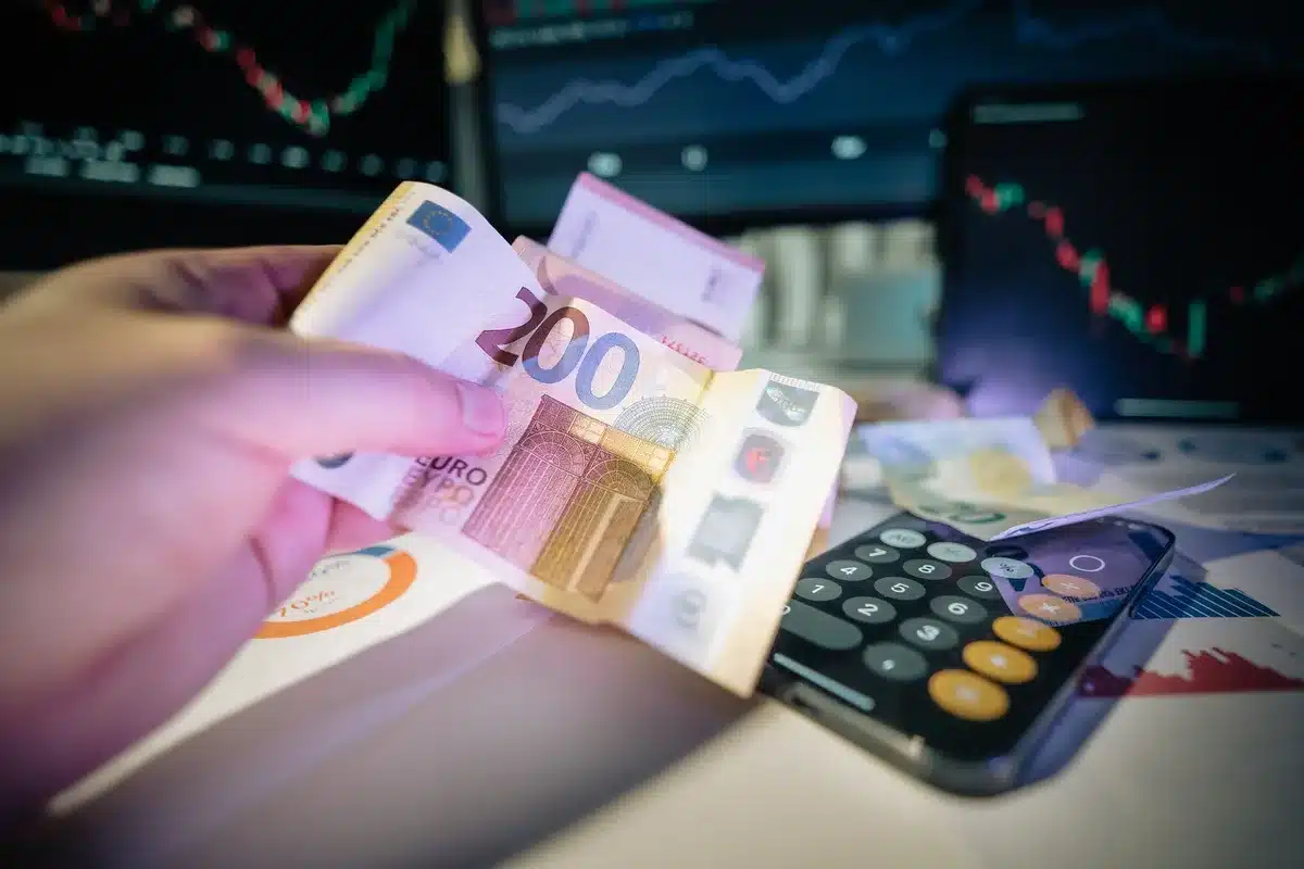 Smartphone mit Online-Banking-App zeigt Zinssätze auf dem Display