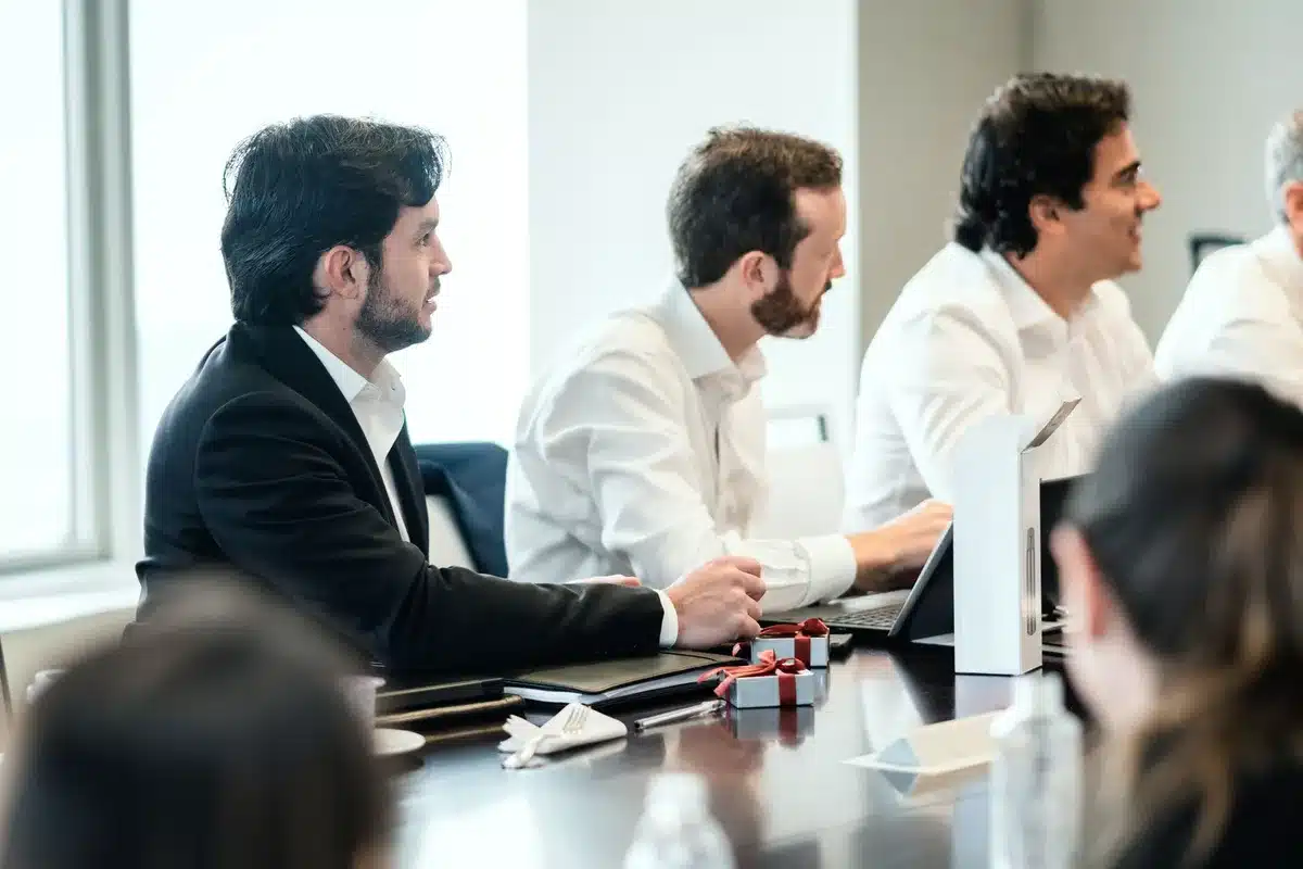 Geschäftsleute in einem Konferenzraum diskutieren über Unternehmensethik und interne Kontrolle
