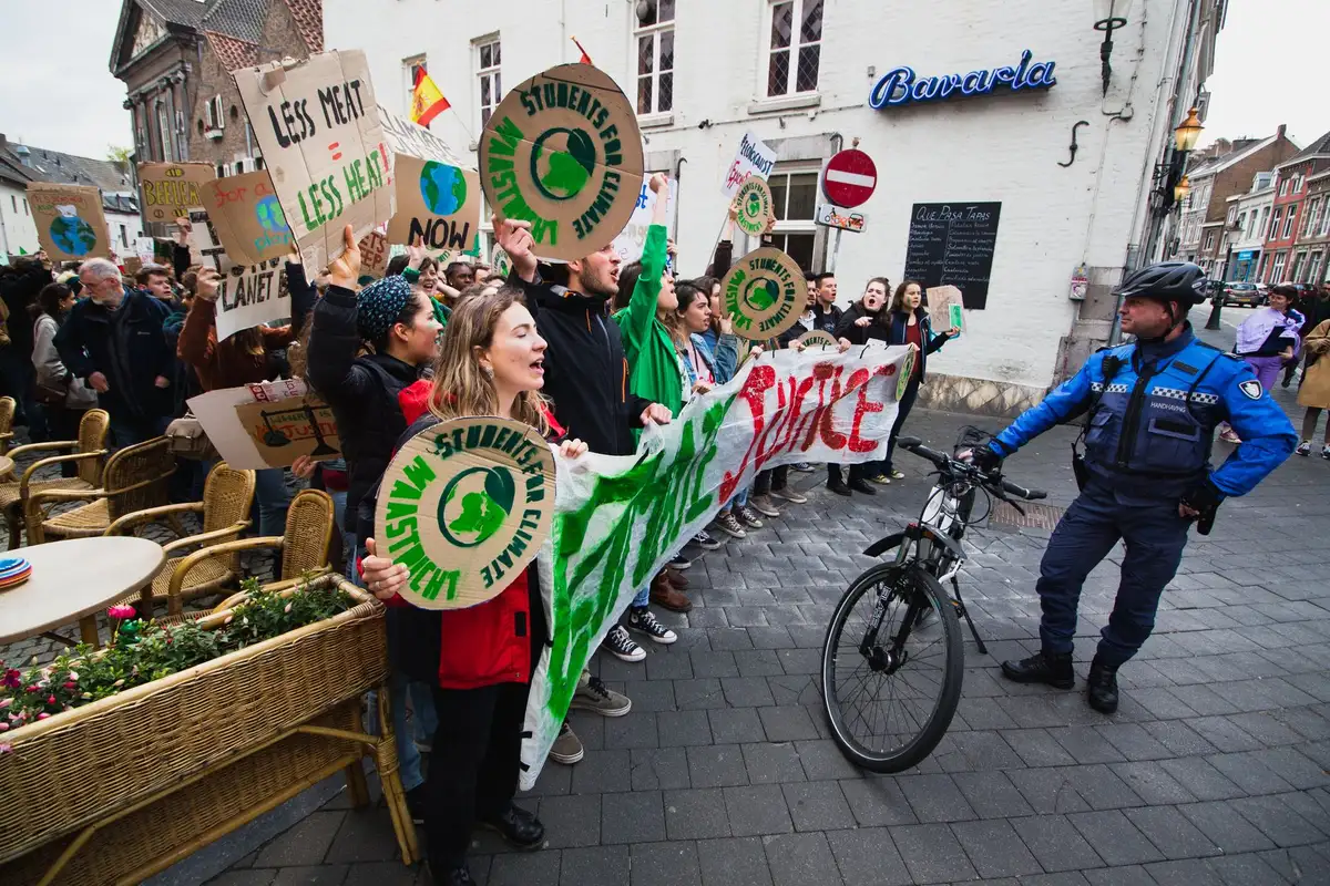 Studentische Protestbewegung mit Bannern vor einem Universit&auml;tsgeb&auml;ude