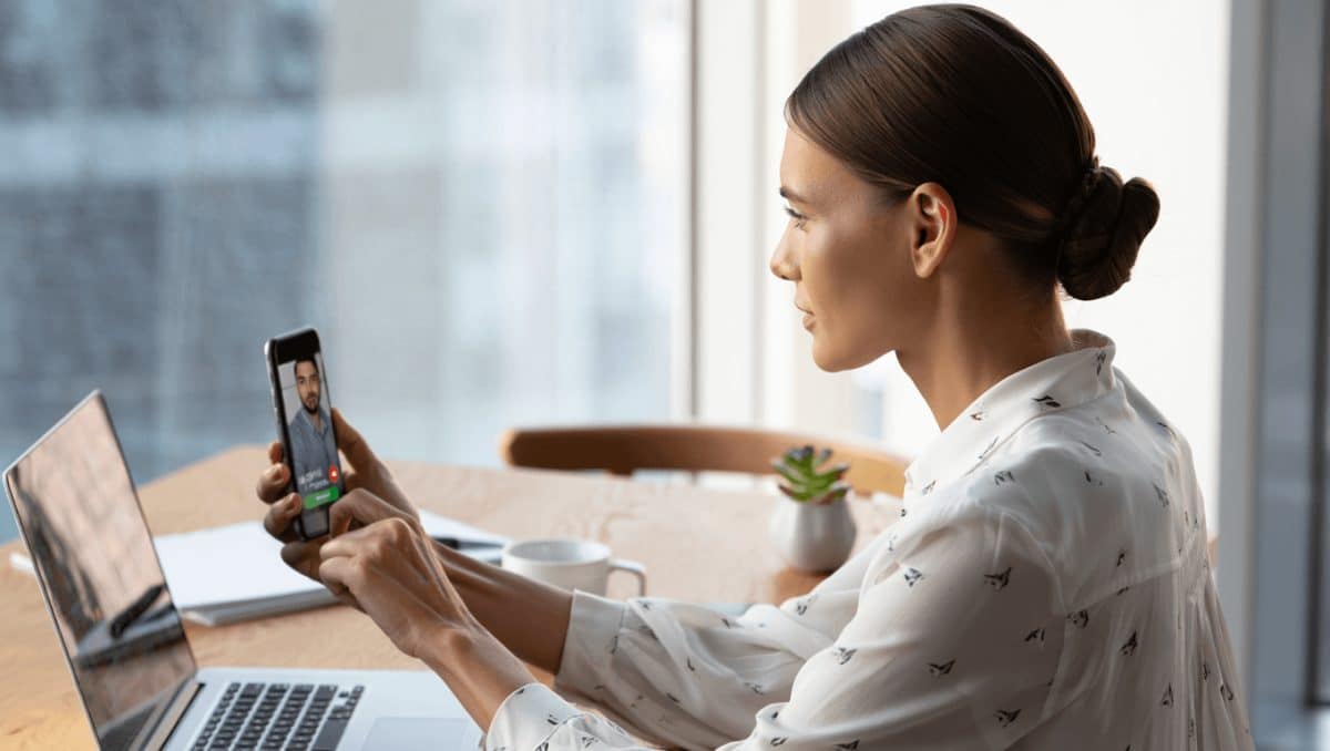 WhatsApp-Logo auf Smarpthone und auf Laptop