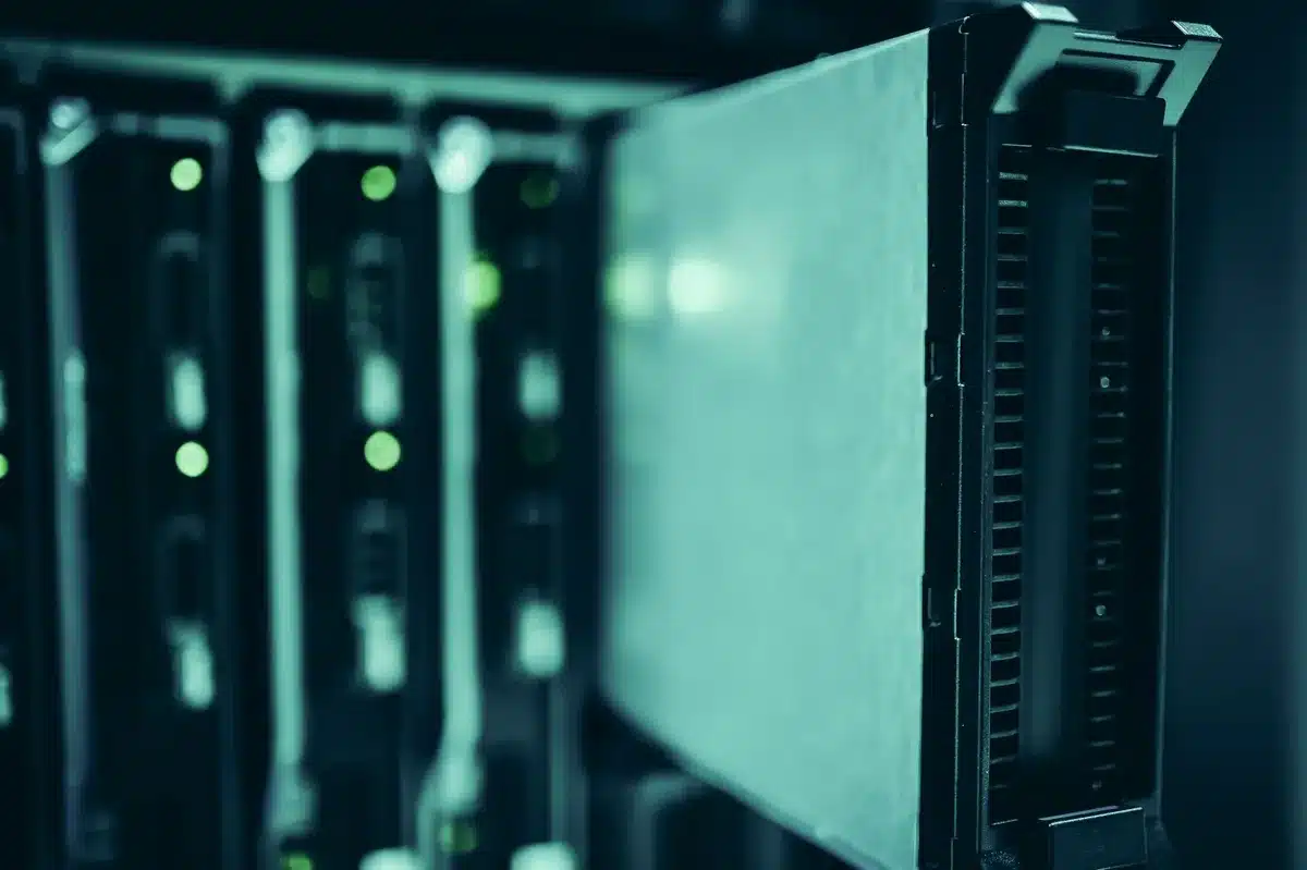Serverraum mit Sicherheitsinfrastruktur und Datenschutzkontrollen