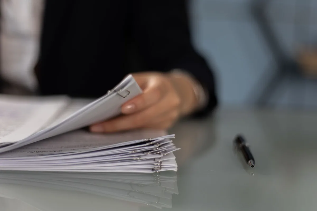 Compliance-Dokumentation und Audit-Checklisten auf einem Schreibtisch in einem Büro