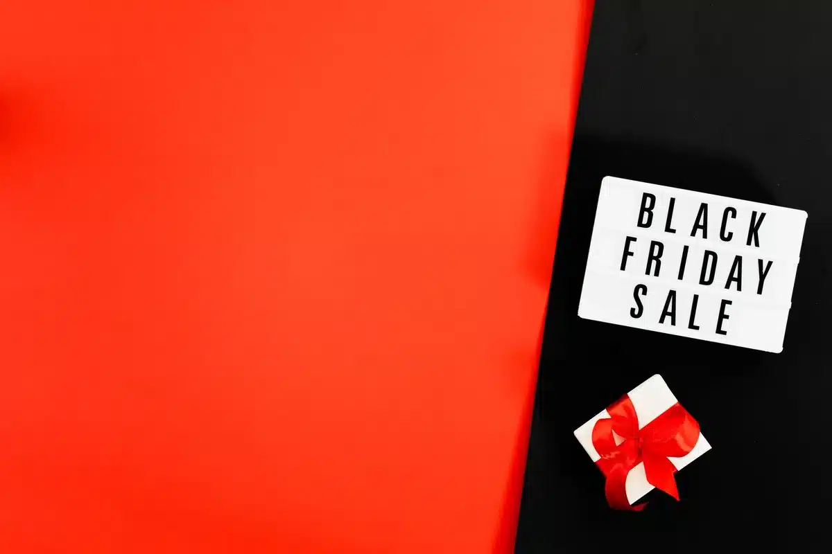 Kunde vergleicht Preise vor gro&szlig;en Sale-Events wie Black Friday und Prime Day