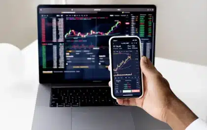 Smartphone zeigt Preishistorie-Grafik mit Preistrends für Produktvergleich