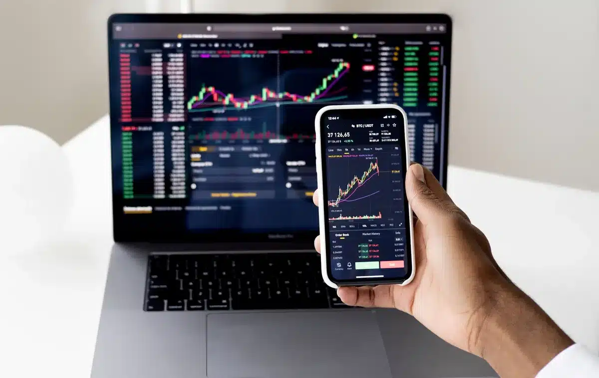 Smartphone zeigt Preishistorie-Grafik mit Preistrends für Produktvergleich