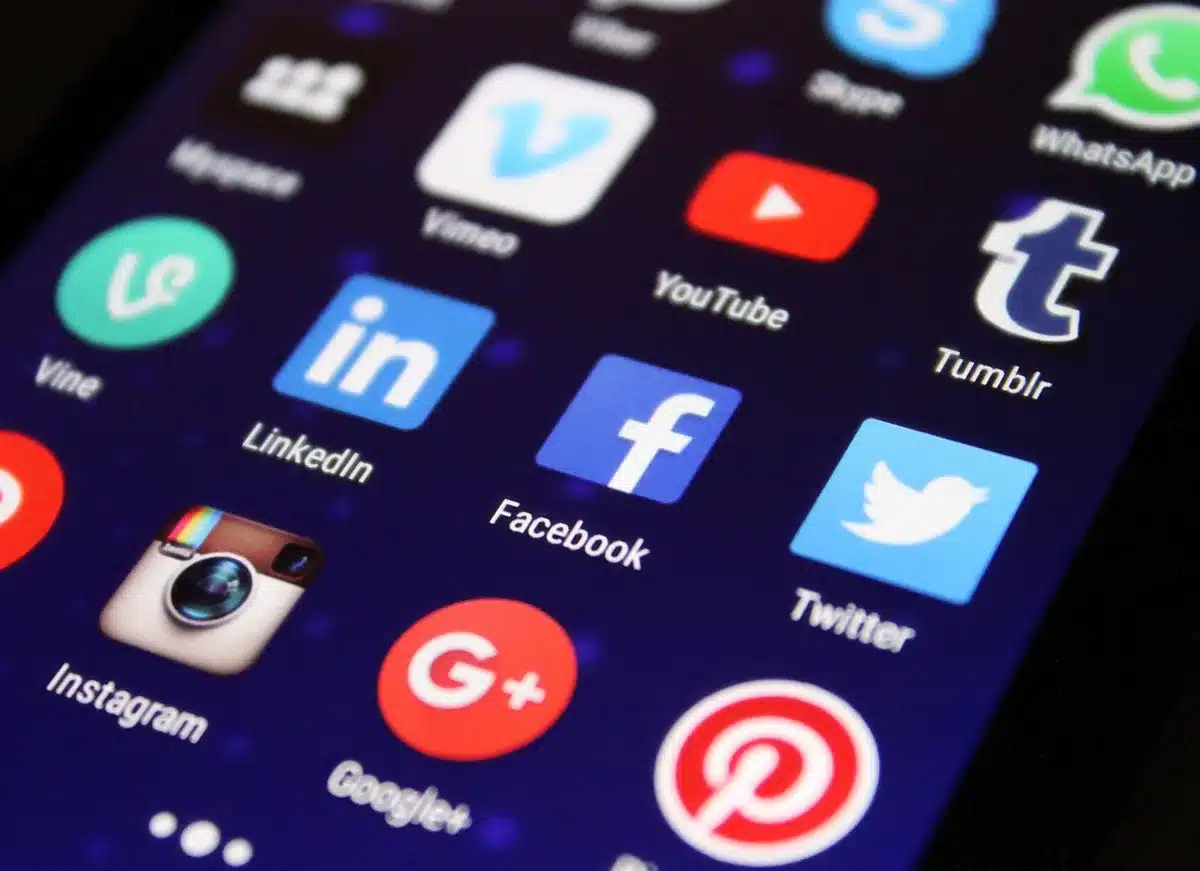 Social-Media-Inhalte werden auf einem Laptop bearbeitet und optimiert