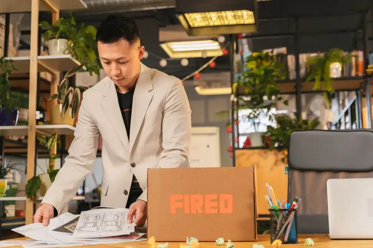 Symbolische Darstellung einer Unternehmensumstrukturierung mit leeren Schreibtischen in einem modernen B&uuml;ro.