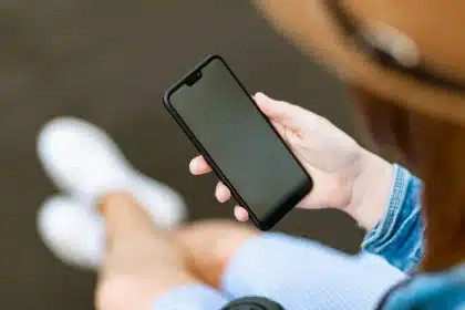 Hand hält Smartphone mit Streaming-Abo und Preisschild auf dem Bildschirm