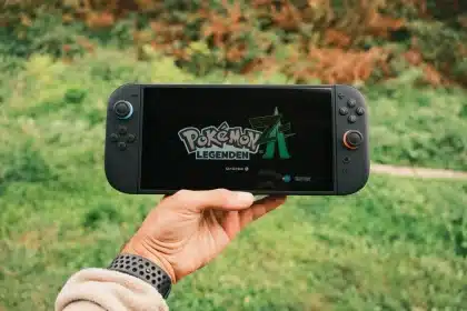 Klassische Nintendo Switch und moderner Gaming-Controller nebeneinander auf einem Schreibtisch