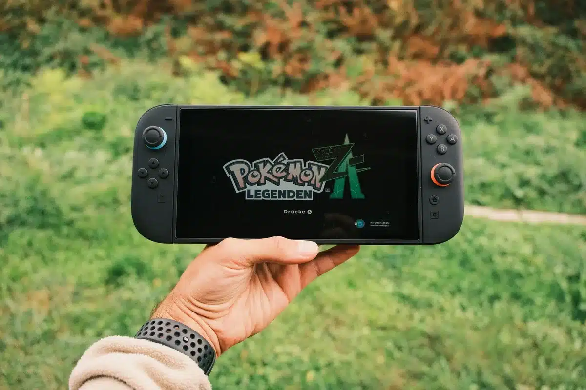 Klassische Nintendo Switch und moderner Gaming-Controller nebeneinander auf einem Schreibtisch
