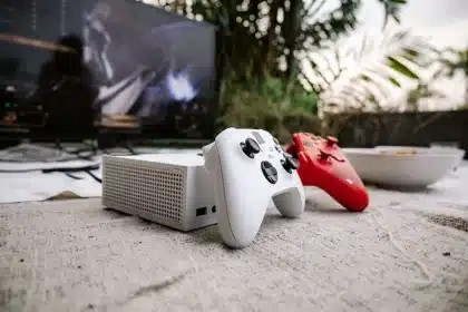 Gamer mit Controller vor Gaming-Monitor während eines Action-Spiels