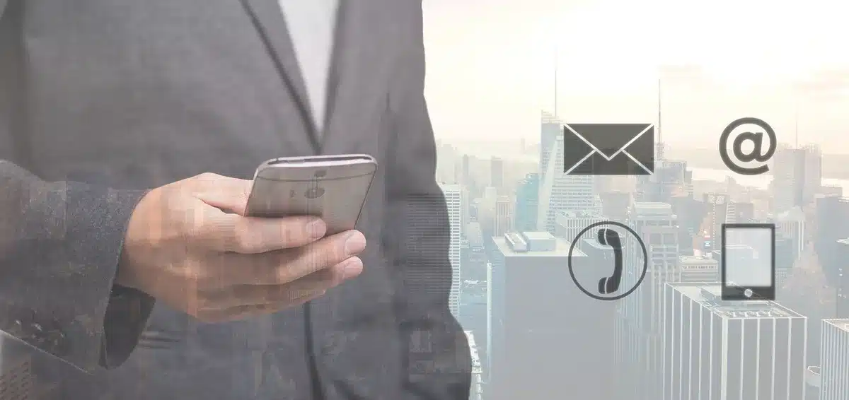 Vergleich echter und gefälschter E-Mail-Absenderadressen mit Warnsignalen