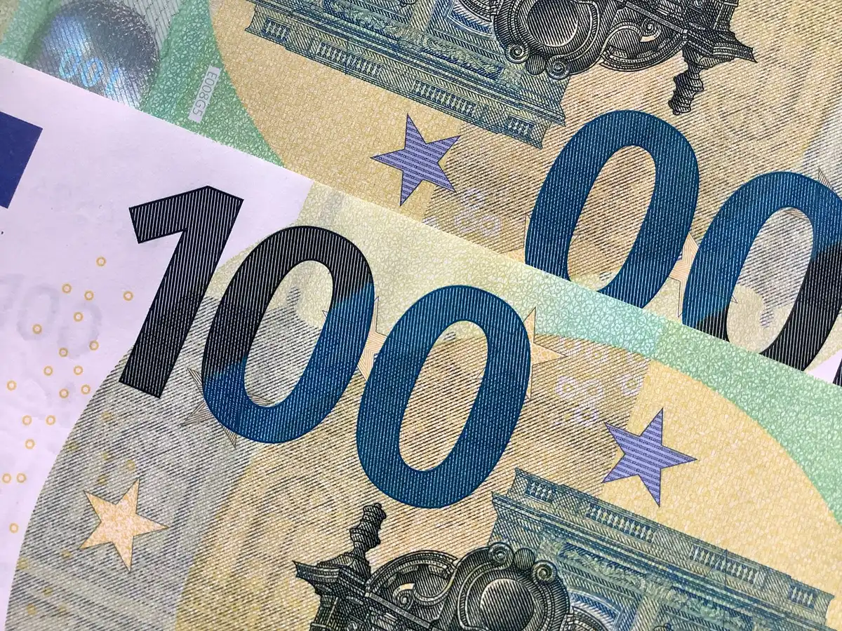Verschiedene Entwürfe für neue Euro-Banknoten mit unterschiedlichen Motiven und Layouts