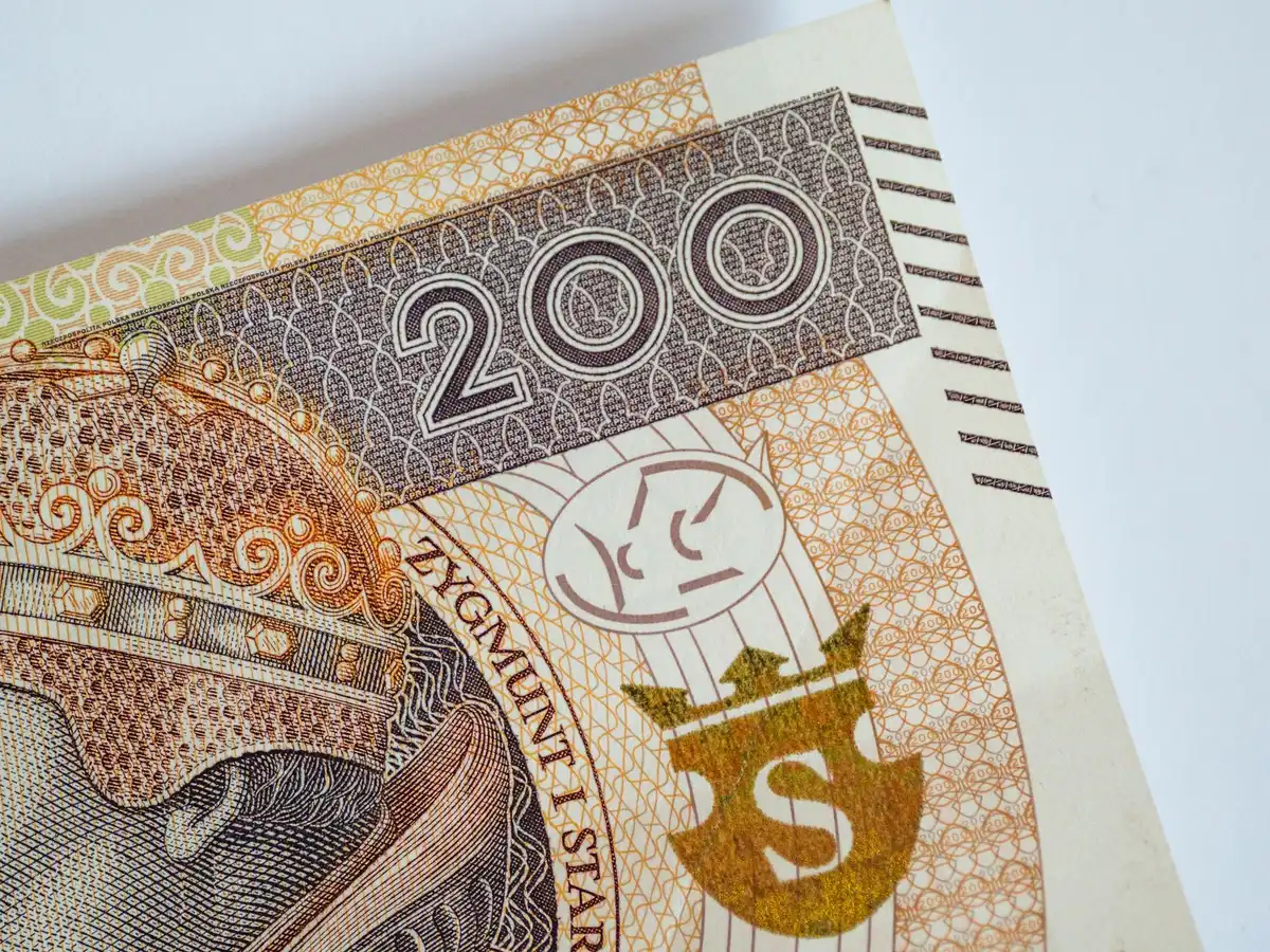 Nahaufnahme moderner Sicherheitsmerkmale einer Banknote mit Hologramm und Drucktechniken