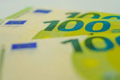 Moderne Euro-Banknote mit Sicherheitsmerkmalen und fühlbaren Elementen in Nahaufnahme