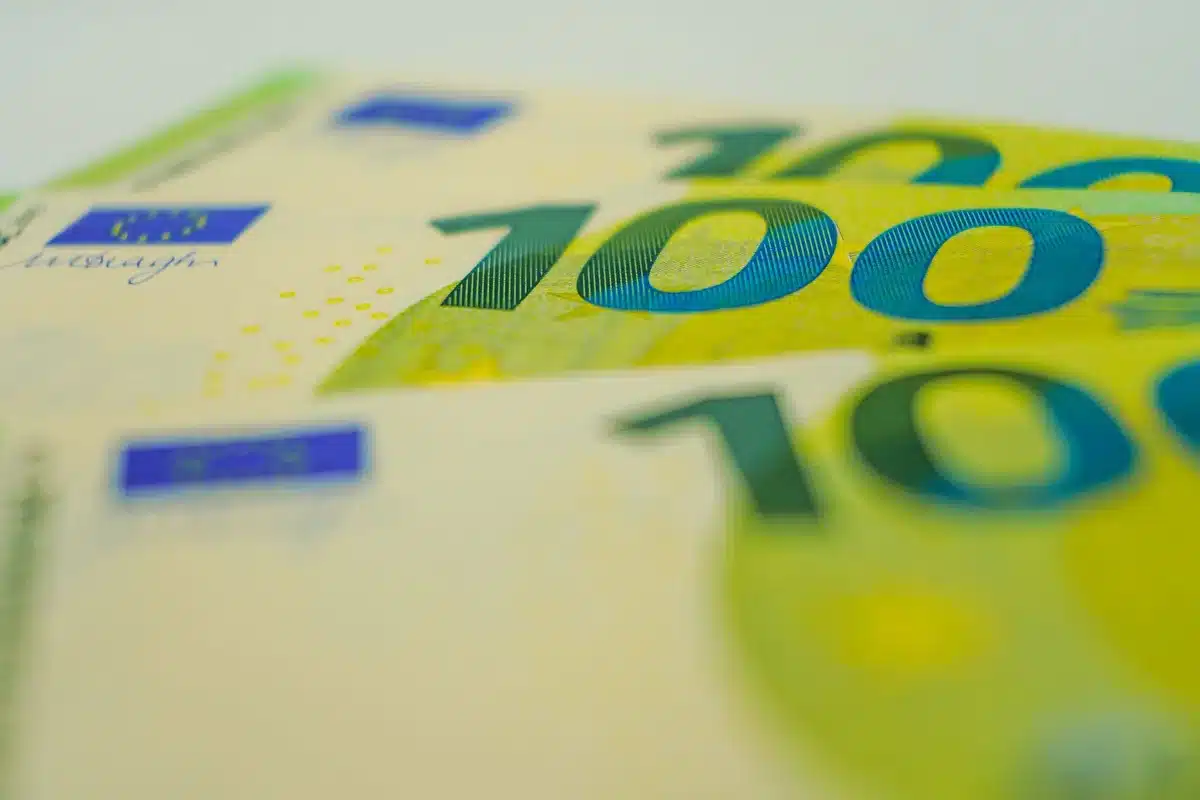 Moderne Euro-Banknote mit Sicherheitsmerkmalen und fühlbaren Elementen in Nahaufnahme