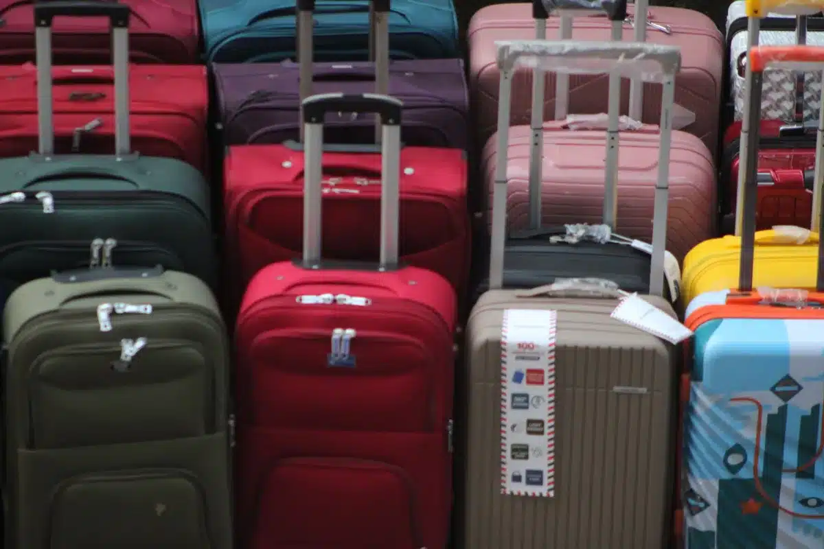 Reisegepäck und Handgepäck auf Flughafen-Waage