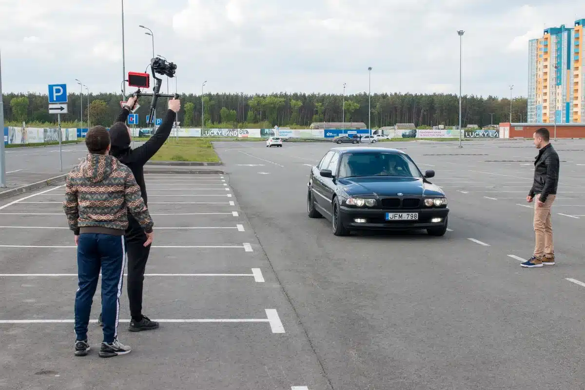 Filmische Szene einer Verfolgungsjagd mit Autos auf der Stra&szlig;e