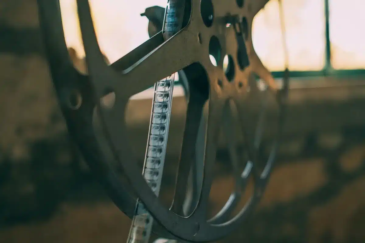Moderner Kinoprojektor zeigt eine restaurierte Filmszene in 4K-Qualit&auml;t