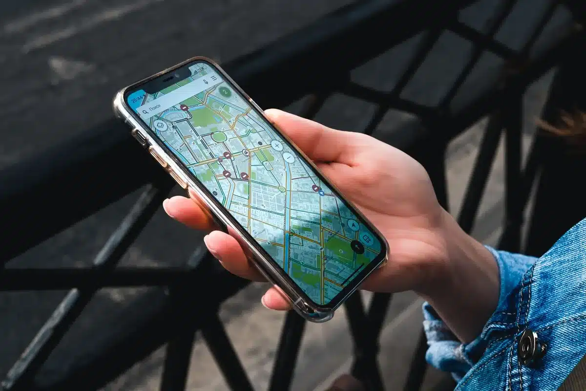 Google Maps Einstellungen-Men&uuml; mit Standortgenauigkeit-Option auf einem Android-Smartphone