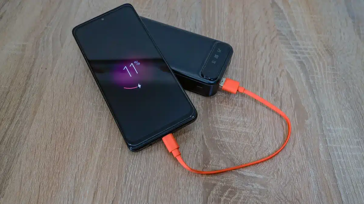 Smartphone-Display zeigt Akkustand und Energiesparmodus-Aktivierung