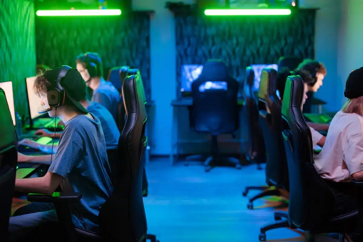 Entwicklerteam arbeitet an Spielkonzepten und Designs am Computer