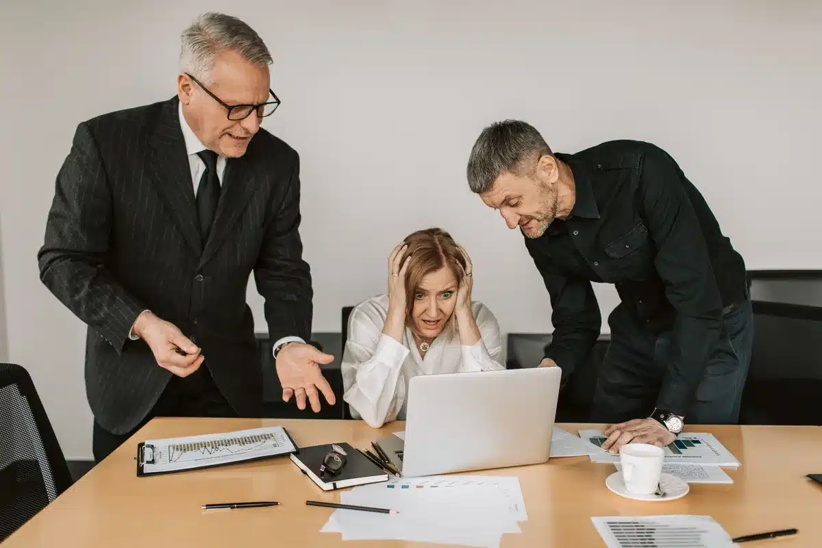 F&uuml;hrungskr&auml;fte in Besprechung &uuml;ber Strategie&auml;nderungen und Projektmanagement