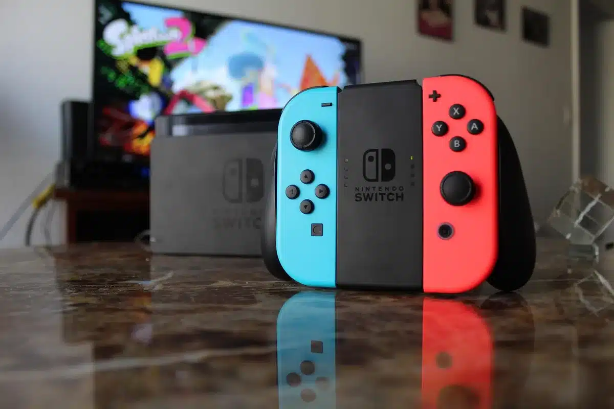 Nintendo Switch mit Speicherkarte und schneller Internetverbindung-Symbol