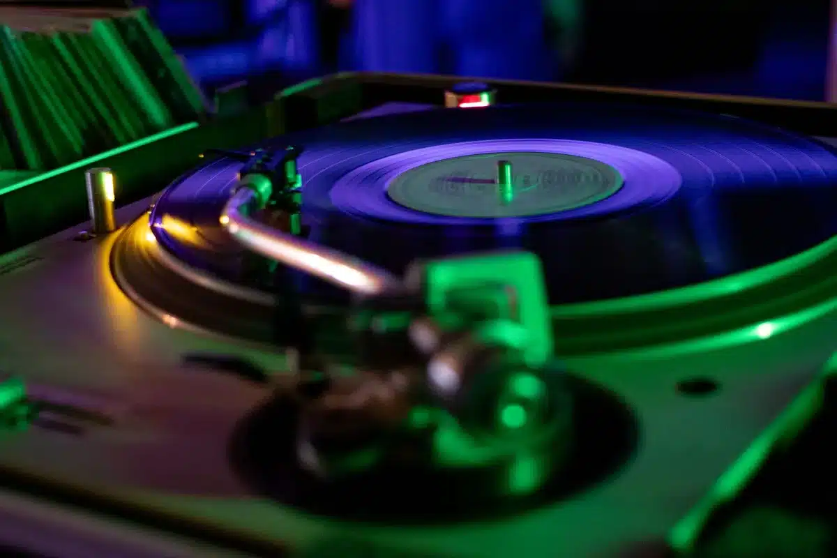 Plattenspieler mit glänzenden goldenen Elementen und Vinyl-Schallplatte im Studio