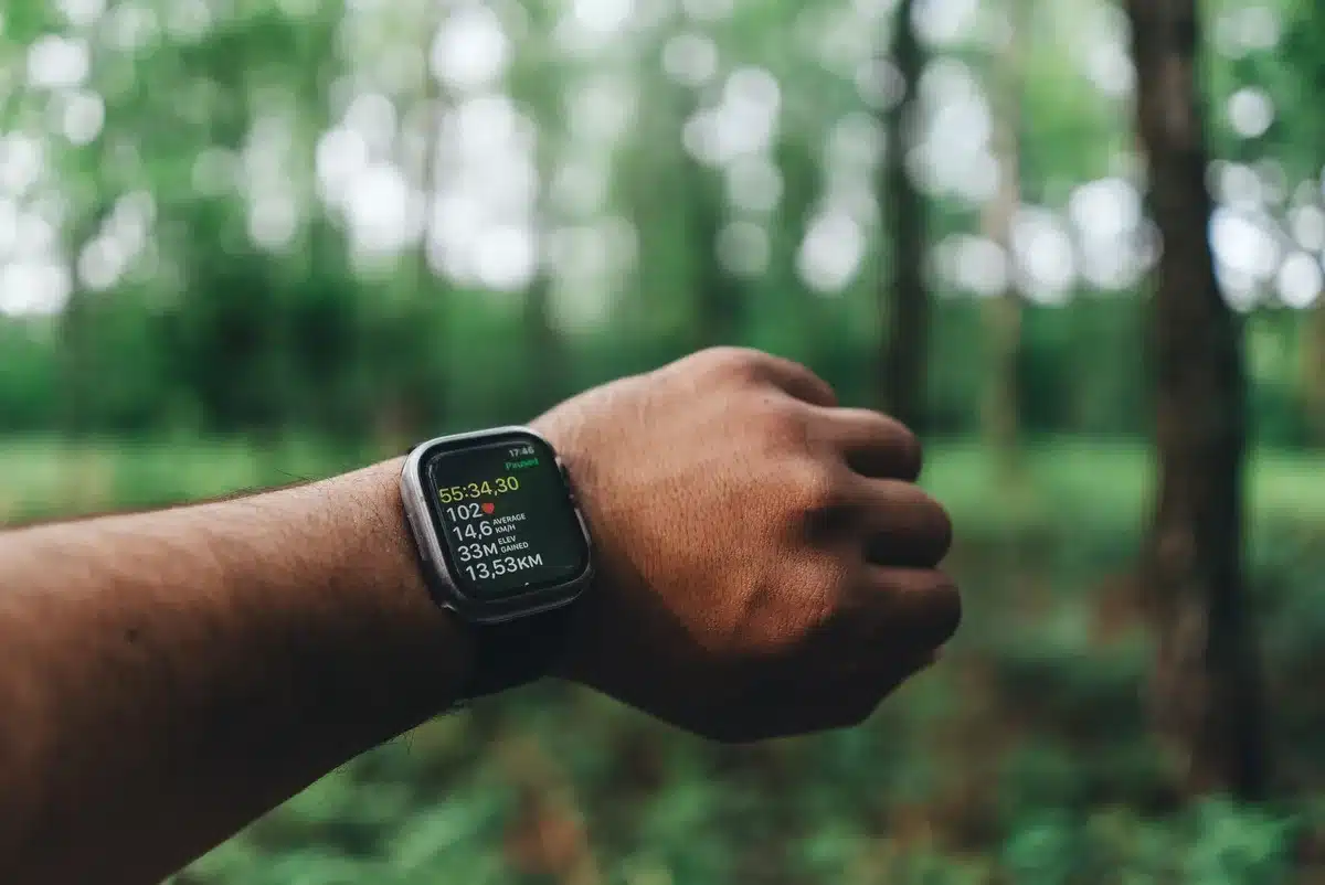 Smartwatch zeigt Echtzeit-Messdaten wie Herzfrequenz und weitere Gesundheitsmetriken an